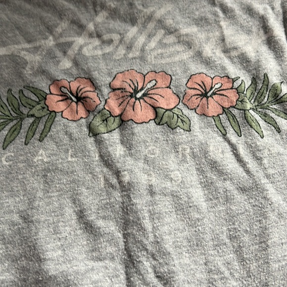 love sleeve hollister tee! (design on back) - Picture 4 of 4